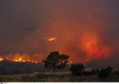 Σε εξέλιξη πυρκαγιά στο Μονόπυλο Καστοριάς 