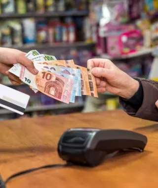 Ραγδαία αύξηση των συναλλαγών με κάρτες, αλλά και των περιστατικών απάτης 