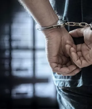 Μια σύλληψη για απόπειρα διάρρηξης σε κατάστημα κινητής τηλεφωνίας στη Γλυφάδα