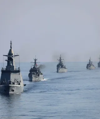 Ιράν - Ομάν εξετάζουν την επιβολή «τελών υπηρεσιών» στα πλοία στο Στενό του Ορμούζ