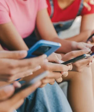 Οι Φρουροί της Ανάστασης: Το μπλόκο Μητσοτάκη στο Στενό των Social 