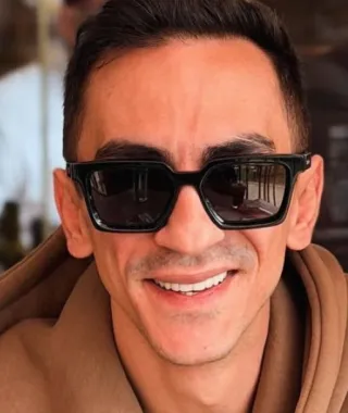 Τόλης Παπαδημητρίου: Τα καλύτερα γενέθλια ever ήταν αυτά που έσβησε... πίτσα και πήρε ευχές από ένα ρομπότ!