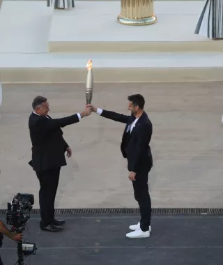 «Παγκόσμιο μήνυμα γύρω από τις αξίες της ειρήνης»: Τα γαλλικά ΜΜΕ για την παράδοση της Ολυμπιακής φλόγας στο Παρίσι