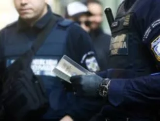 Στο αυτόφωρο εν διαστάσει ζευγάρι αστυνομικών στη Θεσσαλονίκη: Τον κατηγόρησε για «stalking»- Την κατήγγειλε για ενδοοικογενειακή απειλή