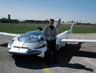 Δεν είναι επιστημονική φαντασία: Ο Γάλλος μουσικός Ζαν Μισέλ Ζαρ οδήγησε ιπτάμενο αυτοκίνητο