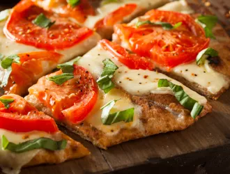 Πώς να φτιάξετε γρήγορα flatbread pizza με δύο υλικά