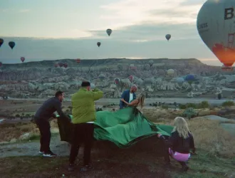 The Spectacle: Tο ντοκιμαντέρ που σε κάνει να αναρωτηθείς αν ζεις ή απλώς… τραβάς φωτογραφίες