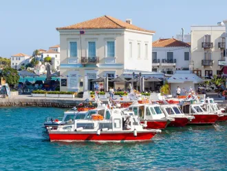 Σαββατοκύριακο στις Σπέτσες: Τι να κάνεις, πού να φας και ποιες παραλίες να επισκεφτείς