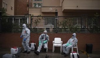 Υγειονομικοί με προστατευτικές στολές