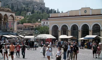 Κόσμος στο Μοναστηράκι