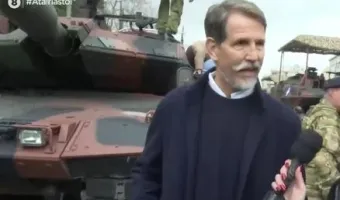 Ο Παύλος Ντε Γκρες στη στρατιωτική παρέλαση στο Σύνταγμα