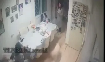 Αράντ: Η στιγμή που η πυραυλική επίθεση «βρίσκει» 2 γυναίκες σε κουζίνα σπιτιού