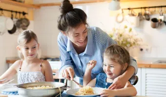 Η ανεπαρκής διατροφή στη βρεφική ηλικία διαμορφώνει τη δια βίου υγεία, λέει νέα μελέτη