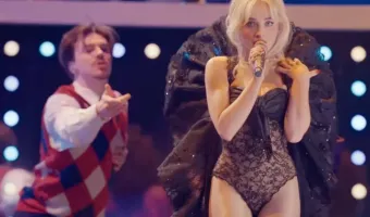 Η «modern nostalgia» λάμψη της Sabrina Carpenter: Πώς πέτυχε το μακιγιάζ- τάση