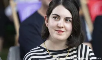 Νεαρή συγγραφέας σε εκδήλωση