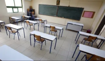 Άδειο σχολικό θρανίο
