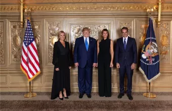 Ο Κυριάκος και η Μαρέβα Μητσοτάκη στην δεξίωση του προέδρου των ΗΠΑ