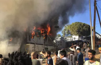 Τραγικό γεγονός χαρακτηρίζει η Ευρωπαϊκή Επιτροπή την πυρκαγιά στη Μόρια