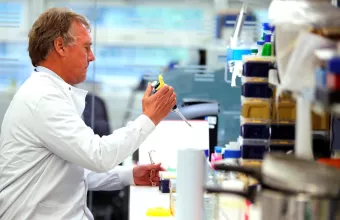 Στην άυλη συνταγογράφηση τα φάρμακα για τον HIV - Δικαίωμα ανάδοχου γονέα και σε ασθενείς με AIDS ή ηπατίτιδα Β