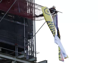Σκαρφάλωσε στο Big Ben για να διαμαρτυρηθεί για την κλιματική αλλαγή (pics)
