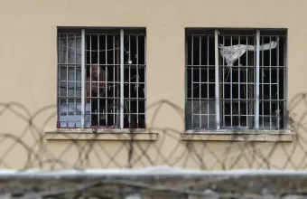 Μέτρα για δραστική μείωση των κρατουμένων προτείνουν οι ποινικολόγοι