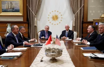 Αυστηρό ύφος και τυπική χειραψία για Ερντογάν και Πενς-Ολοκληρώθηκε η συνάντηση