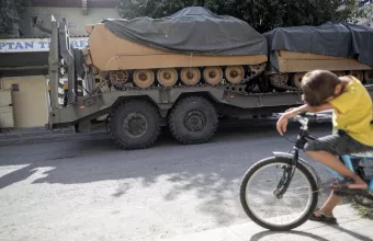 Κούρδοι μαχητές προβάλλουν σθεναρή αντίσταση στη Ρας αλ Άιν. Συριακός στρατός στη Μάνμπιτζ