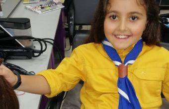 Λέσβος: Μαθήτρια κόβει τα μαλλιά της και τα χαρίζει σε παιδιά με καρκίνο