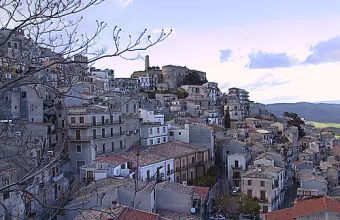 Ποια είναι η γειτονική μας χώρα που προσφέρει δωρεάν σπίτια για να προσελκύσει νέους κατοίκους