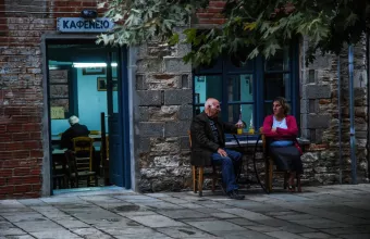 Μειώνεται στο 13% το ΦΠΑ στην εστίαση - Τι προβλέπει η τροπολογία