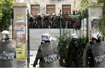 Βουλή: Στα χαρακώματα ΝΔ - ΣΥΡΙΖΑ για τα επεισόδια στην πρώην ΑΣΟΕΕ