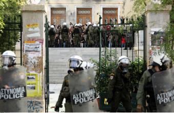 Βουλή: Στα χαρακώματα ΝΔ - ΣΥΡΙΖΑ για τα επεισόδια στην πρώην ΑΣΟΕΕ