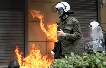 Νέα επίθεση κατά αστυνομικών με πέτρες και καδρόνια στην ΑΣΟΕΕ