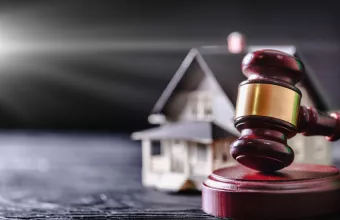 e-Πλειστηριασμοί: Μεταξύ «ηλεκτρονικής σφύρας και άκμονος» 1,8 εκατ. οφειλέτες 