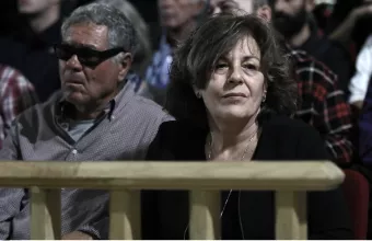 Δίκη Χ.Α: Μάγδα Φύσσα προς εισαγγελέα: «Ξαναμαχαιρώσατε τον Παύλο σήμερα;»