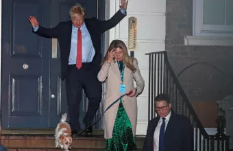 Θρίαμβος Τζόνσον, προαναγγελία παραίτησης από Κόρμπιν, απώλεια έδρας για Σουίνσον