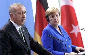 Διάσκεψη Βερολίνου: Επικοινωνία Μέρκελ- Ερντογάν μετά τις απειλές του τούρκου προέδρου