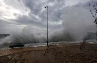 Ακυβέρνητο σκάφος με τέσσερις επιβαίνοντες στον Σαρωνικό