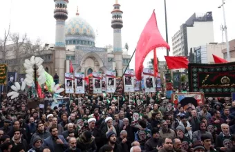 Φόνος Σουλεϊμανί: Χιλιάδες Ιρανοί στους δρόμους ζητούν εκδίκηση για τον θάνατο του 