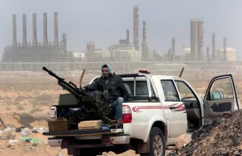 Λιβύη: Στο μισό η παραγωγή πετρελαίου λόγω του αποκλεισμού από τις δυνάμεις του Χαφτάρ