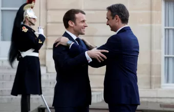 Η θερμή υποδοχή Μακρόν στον Μητσοτάκη (φωτορεπορτάζ)