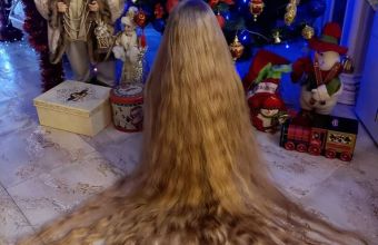 «Σύγχρονη Ραπουνζέλ»: Η Ουκρανή με τα μαλλιά μήκους 2 μέτρων (vid)