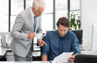 Βρετανία: Οι μισθολογικές ανισότητες μεταξύ διευθυντών και υπαλλήλων παραμένουν τεράστιες