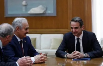 Χαφτάρ σε Μητσοτάκη: Άκυρα τα μνημόνια Σάρατζ - Ερντογάν