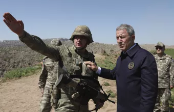 Τουρκικά ΜΜΕ: 6 οι νεκροί Τούρκοι από τον Άσαντ – Στα συροτουρκικά σύνορα ο Ακάρ 