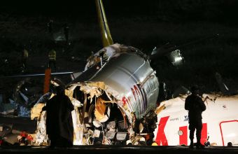 Τουρκία: Η στιγμή της επεισοδιακής προσγείωσης κατά την οποία το αεροσκάφος κόπηκε στα τρία (vid)