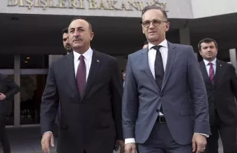 Τσαβούσογλου σε Βερολίνο: Δε σταματάμε τους μετανάστες γιατί δεν είμαστε βίαιοι!