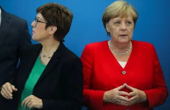 Καρενμπάουερ: Δεν είναι τυχαία η παρέμβαση Μέρκελ στην αποκλιμάκωση έντασης Ελλάδας - Τουρκίας