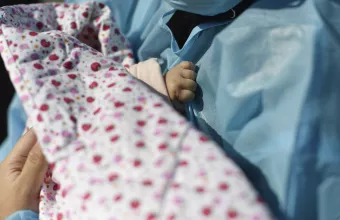 Θετική στον κορωνοϊό και η μητέρα του βρέφους από την Καστοριά