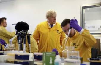 Βρετανία: Ο Τζόνσον αγνόησε τη σύσταση των επιστημονικών συμβούλων για διευρυμένο lockdown